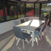 chaises-bicolor-et-table-ceramique-gris-clair veranda