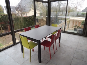 chaises-laquees-couleurs-et-table-ceramique-extensible veranda