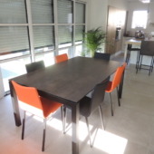 coin repas table ceramique chaises orange veranda