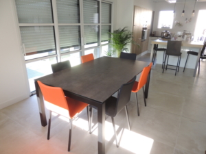 coin repas table ceramique chaises orange veranda