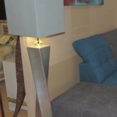 lampadaire haut design gris