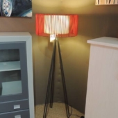 lampadaire rouge et metal noir luminaire
